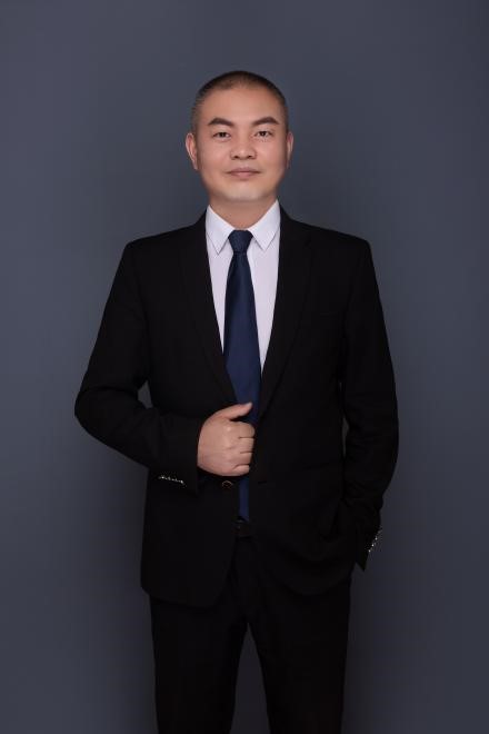 万烁.jpg